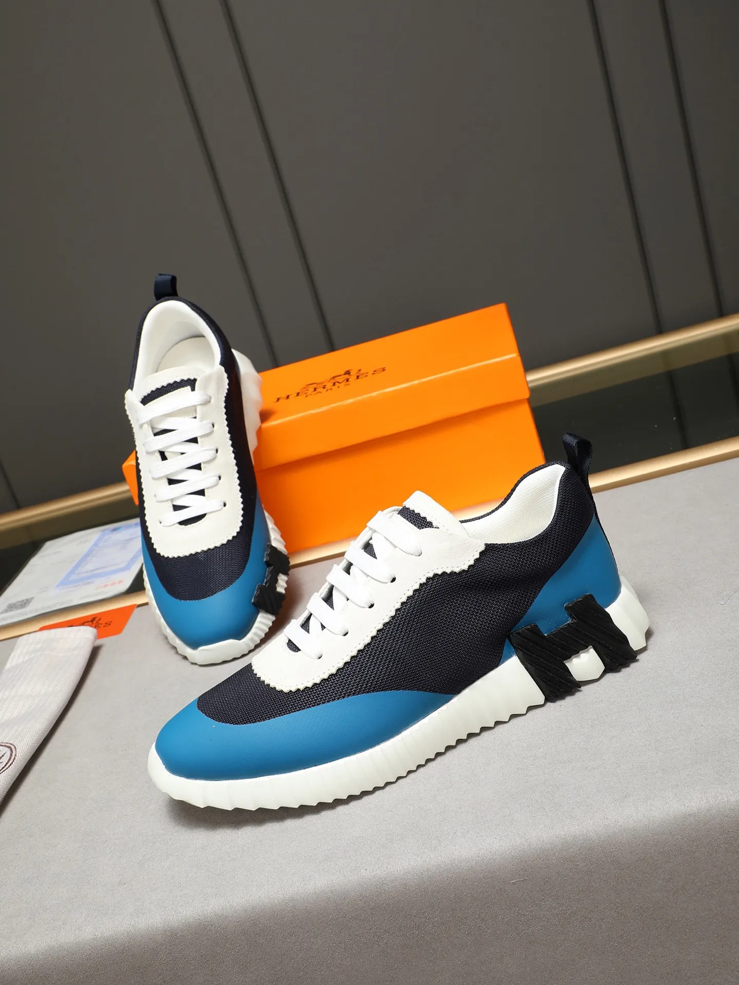 Men's shoes 💰460 [Hermes] fe new arrival~ New Bouncing sneakers Hermès are the most comfortable shoes, no one else⃣️, they are very light on the feet and look great, you will not feel tired when you go shopping and running around 👍 Very light and comfortable, extremely light, suitable for both sports and leisure, and feel great when you step on them! It’s up to you to choose, there’s always what you want~ ✔️Fabric: First layer frosted➕Imported glue➕Breathable mesh ✔️Inner lining: Imported mesh ✔️Outsole: Original outsole ✔️Size: Men’s 38-44 (45 custom-made)